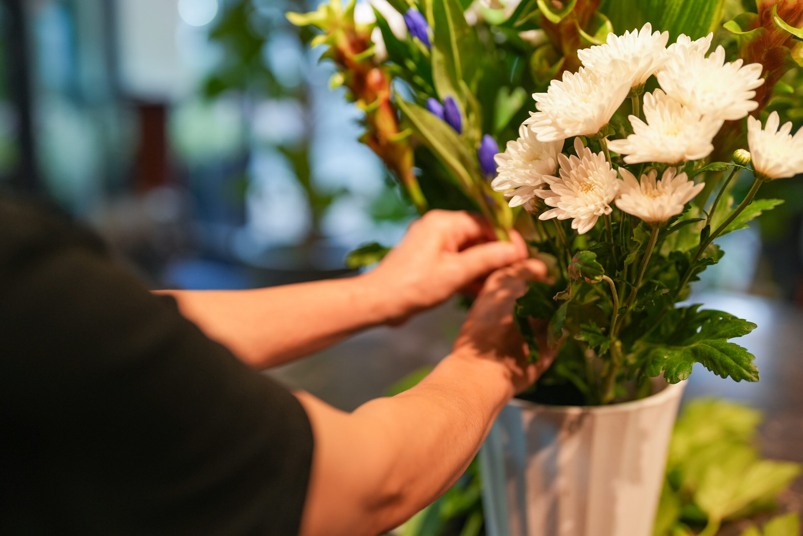職人が花をいける様子